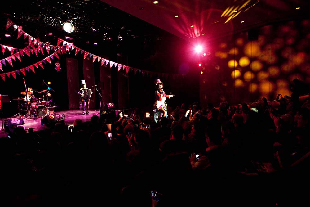 チャラン・ポ・ランタン「JAPAN SOCIETY presents 『Charan-Po-Rantan Concert + Party』」の様子。（Photo by Mayumi Nashida）