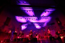 2015年10月31日に東京・日比谷野外大音楽堂にて開催されたワンマンライブ「plenty 2015年 秋 ワンマンライブ」の様子。