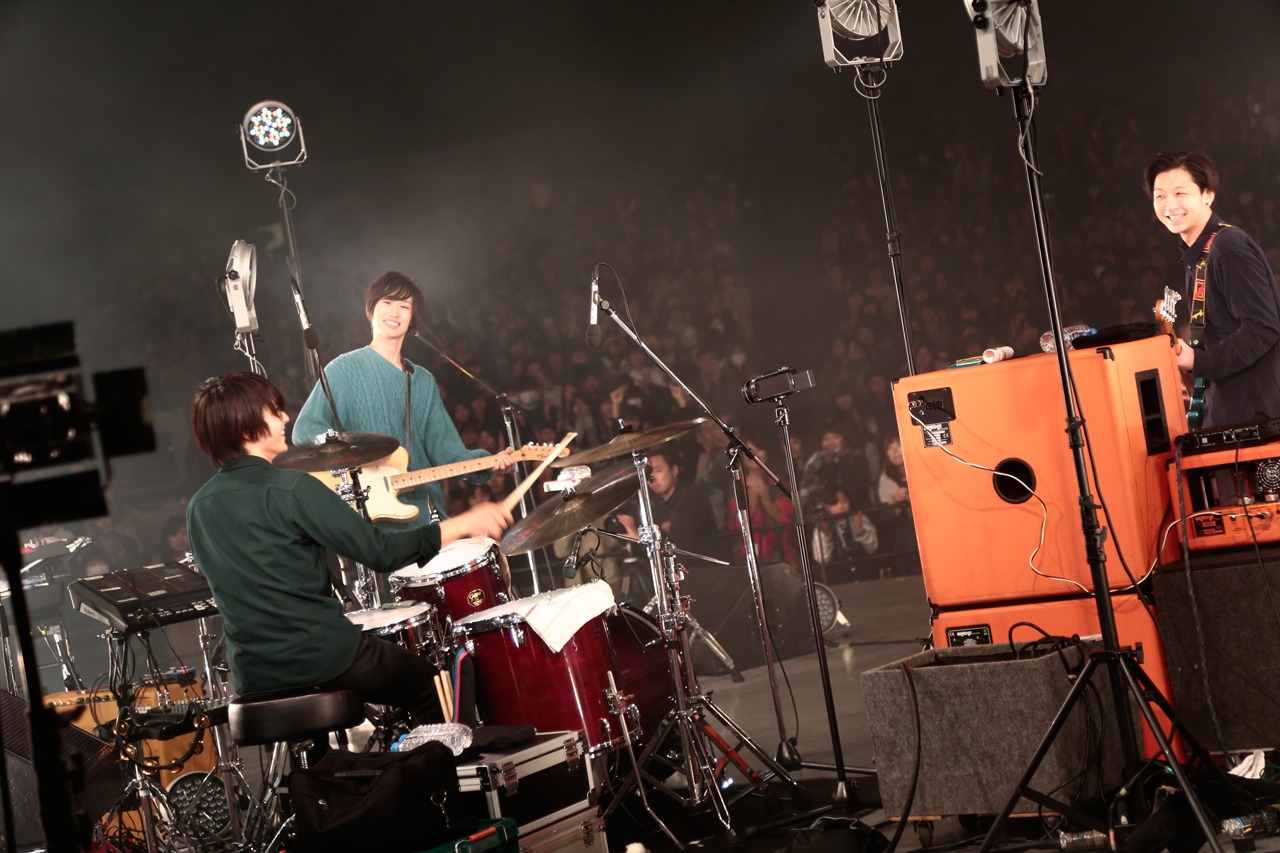 2015年10月31日に東京・日比谷野外大音楽堂にて開催されたワンマンライブ「plenty 2015年 秋 ワンマンライブ」の様子。
