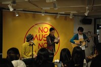 神奈川・タワーレコード横浜ビブレ店でのインストアライブの様子。