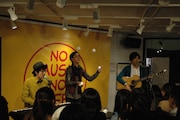 神奈川・タワーレコード横浜ビブレ店でのインストアライブの様子。
