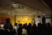 神奈川・タワーレコード横浜ビブレ店でのインストアライブの様子。