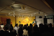 神奈川・タワーレコード横浜ビブレ店でのインストアライブの様子。