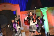 「Pumpkin Parade」を披露するさくら学院。