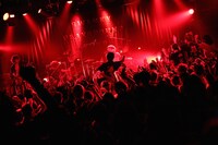 「SWANKY PLAYGROUND TOUR」東京・LIQUIDROOM公演でのMY FIRST STORYのライブの様子。（Photo by Kohei Suzuki）