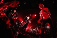 SWANKY DANKとHiro（MY FIRST STORY）がコラボする様子。（Photo by Kohei Suzuki）