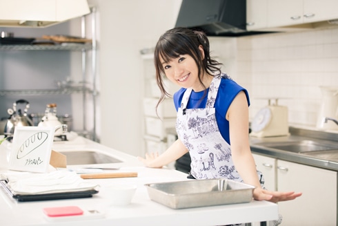 フランスパン作りに挑戦した水樹奈々。