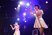 「デモサヨナラ」を歌唱する野田怜奈、藤田あかり。