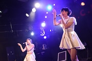 「デモサヨナラ」を歌唱する野田怜奈、藤田あかり。