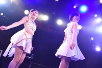 「デモサヨナラ」を歌唱する野田怜奈、藤田あかり。