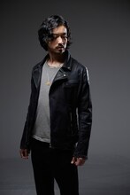 「glamb」春コレクションを着こなす金子ノブアキ（RIZE）。