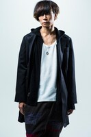 人気画像6位は「川上洋平＆金子ノブアキ、glamb春コレクションのモデルに」より、「glamb」春コレクションを着こなす川上洋平（[Alexandros]）。