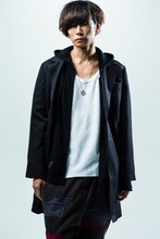 「glamb」春コレクションを着こなす川上洋平（[Alexandros]）。