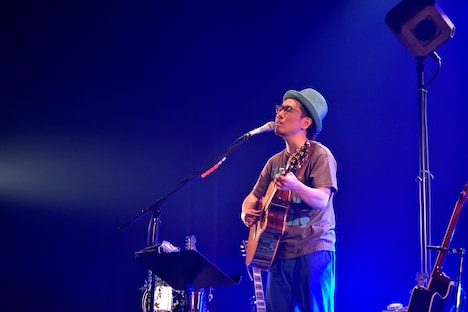 「弾きが旅ばっ旅 ～2015 ホール編～」東京・東京グローブ座公演の様子。（撮影：菊池さとる）