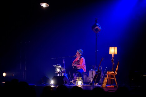 「弾きが旅ばっ旅 ～2015 ホール編～」東京・東京グローブ座公演の様子。（撮影：菊池さとる）