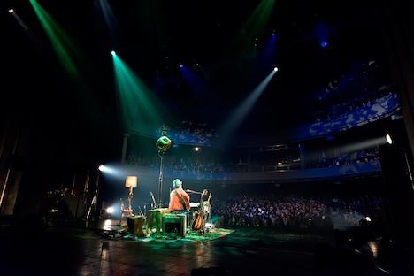「弾きが旅ばっ旅 ～2015 ホール編～」東京・東京グローブ座公演の様子。（撮影：菊池さとる）