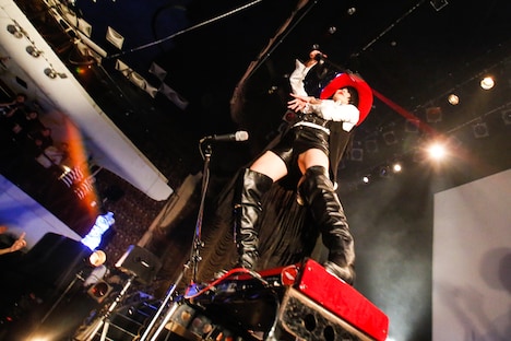 マリアンヌ東雲（歌と電気オルガン）（撮影：にしゆきみ）