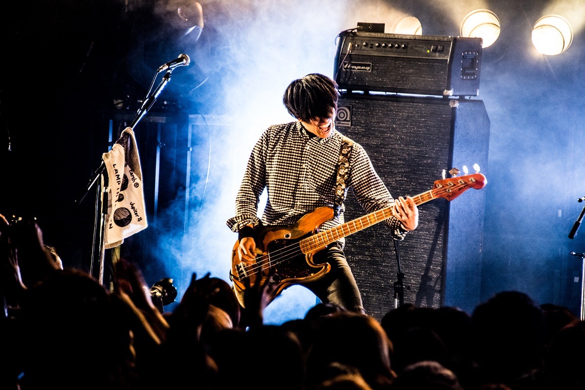 LAMP IN TERRENのライブの様子。（撮影：浜野カズシ）