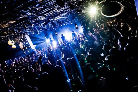 LAMP IN TERRENのライブの様子。（撮影：浜野カズシ）
