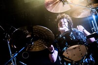 LAMP IN TERRENのライブの様子。（撮影：浜野カズシ）