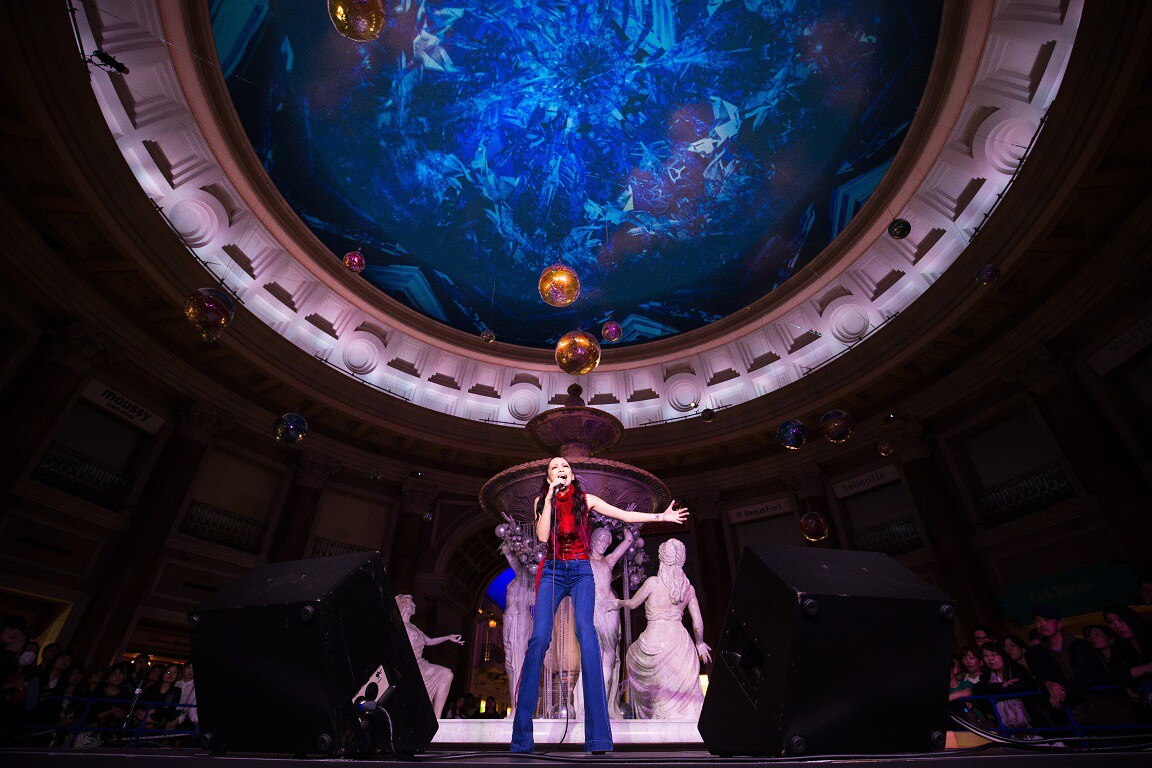 中島美嘉、天空プロジェクションマッピングの真下で新曲熱唱