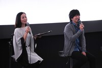 左からレイチェル・チャン、秦基博。