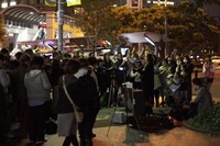 横浜でのストリートライブの様子。（写真提供：日本クラウン）