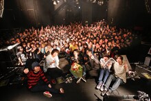 終演後に記念撮影を行った夜の本気ダンスと忘れらんねえよ。（撮影：石崎祥子）