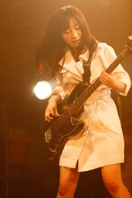 藤本ひかり（B / 赤い公園）（撮影：福本和洋[MAETTICO]）