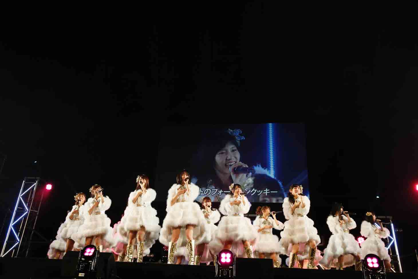 北海道・真駒内セキスイハイムアイスアリーナで行われた「『僕たちは戦わない』『ハロウィン・ナイト』発売記念 全国握手会」の様子。(c)AKS