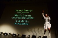 シングル収録曲発表時の様子。