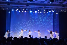 「雪が降る町」を歌うアイドルネッサンス。