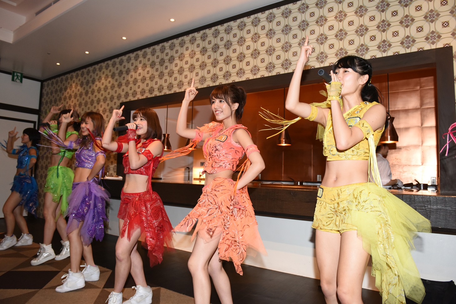 結婚披露宴で「Going my ↑」を歌唱するアップアップガールズ（仮）。