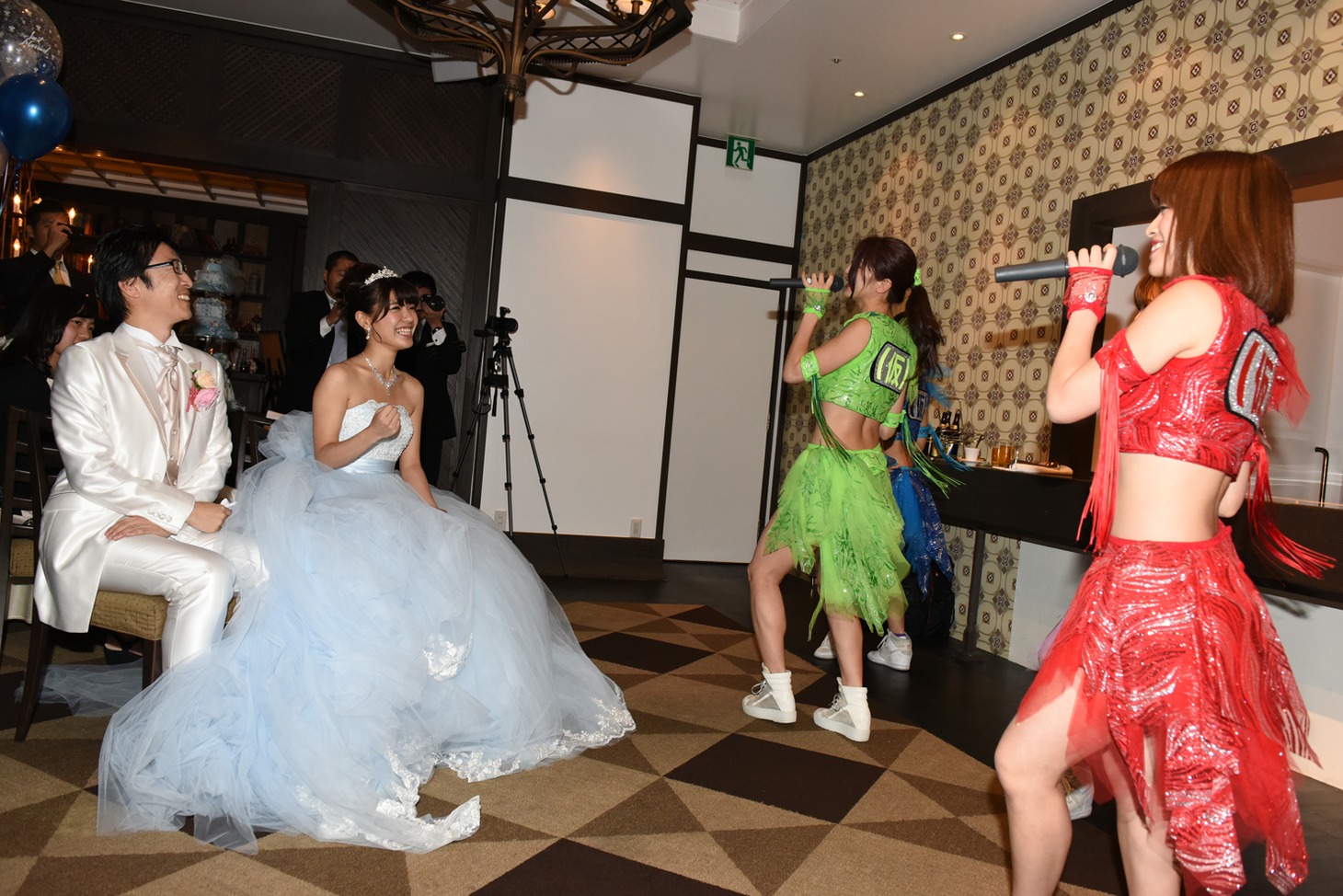 結婚披露宴で「Going my ↑」を歌唱するアップアップガールズ（仮）。