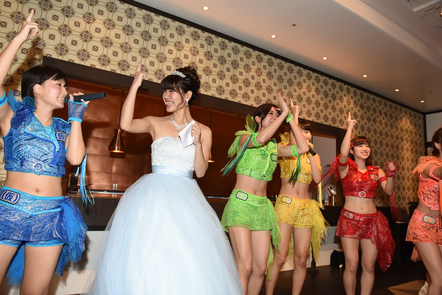 新郎新婦を呼び込み一緒に歌い踊るアップアップガールズ（仮）。