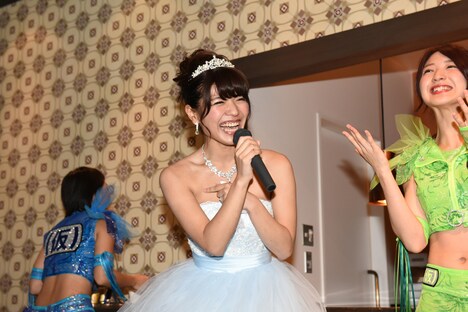 お礼の言葉を述べる新婦・久世有里彩さん。