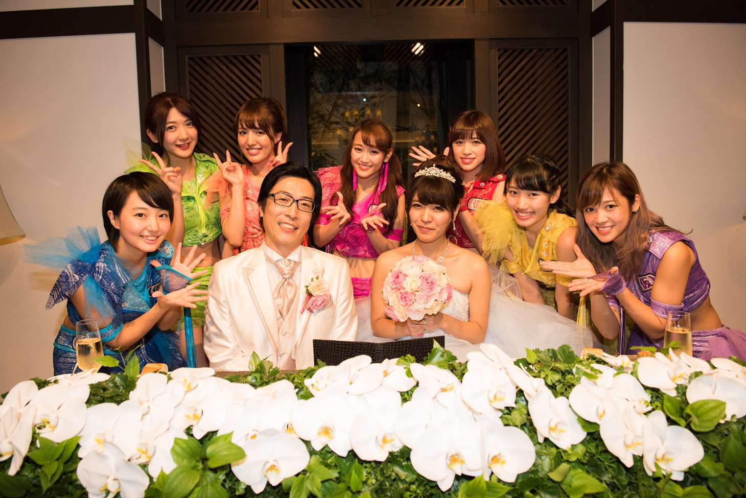 新郎新婦と記念撮影するアップアップガールズ（仮）。