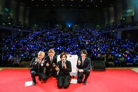 スラッシャーと記念撮影するDISH//。（撮影：笹森健一）