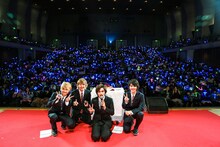 スラッシャーと記念撮影するDISH//。（撮影：笹森健一）