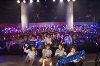 くっすんサポーターとバンドメンバーと記念撮影する楠田亜衣奈。（写真提供：VAP）