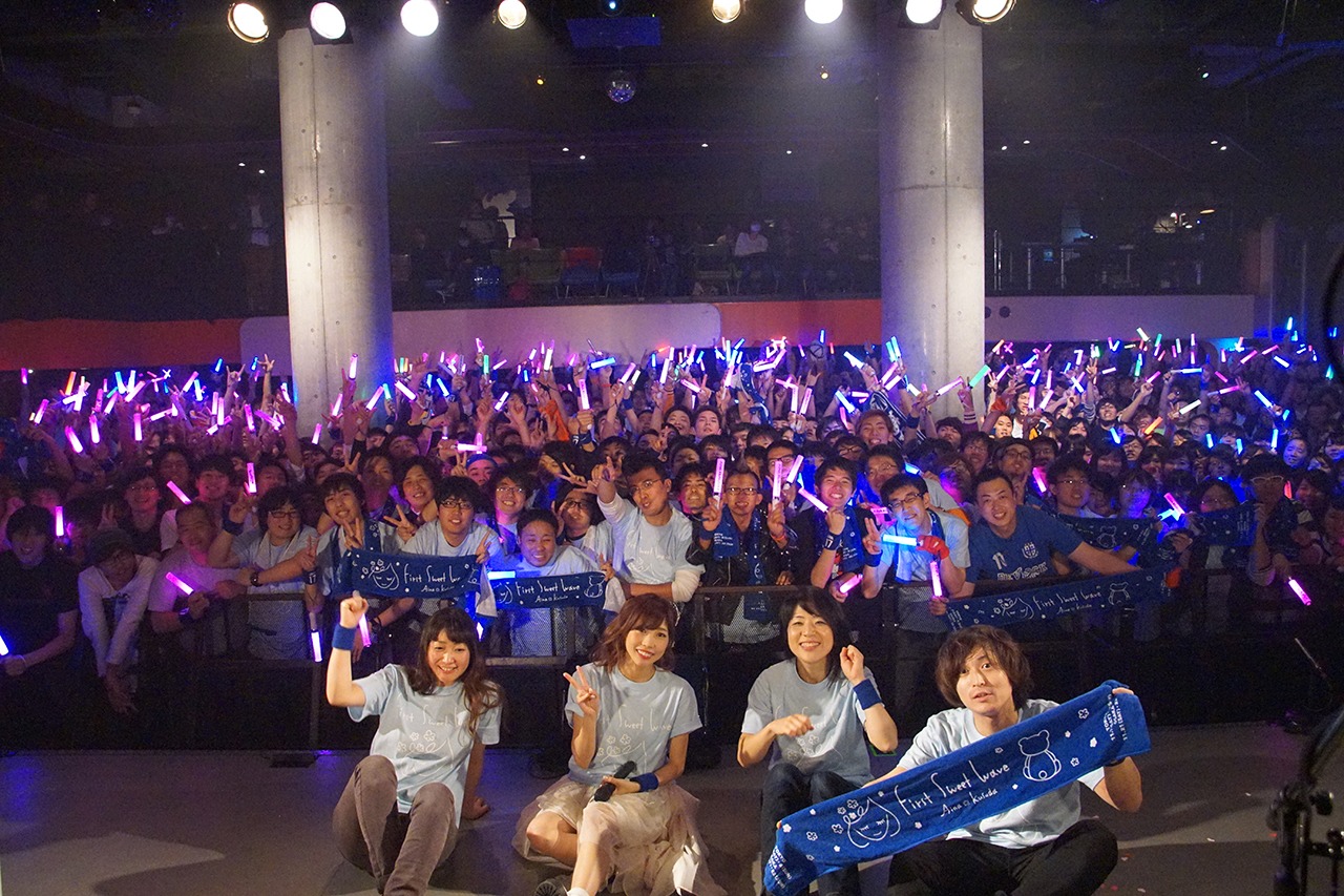 くっすんサポーターとバンドメンバーと記念撮影する楠田亜衣奈。（写真提供：VAP）
