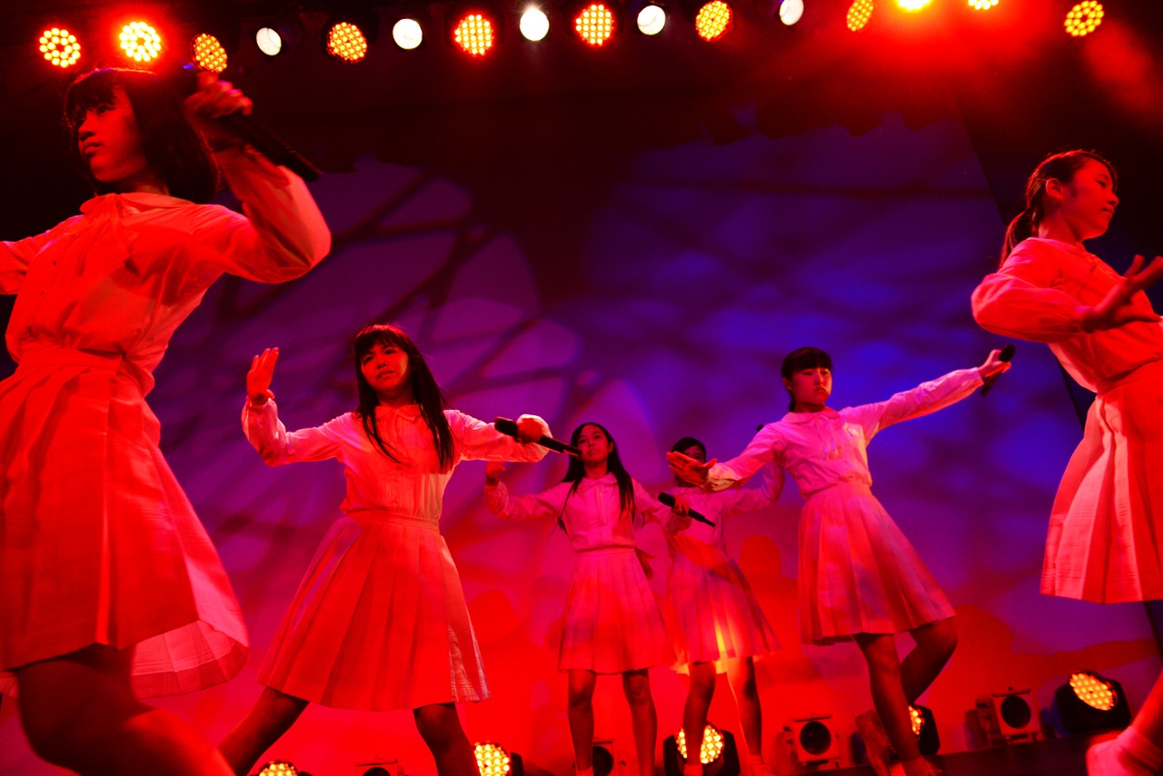 アイドルネッサンス「エビスで想い出トラベルネッサンス vol.1」の様子。