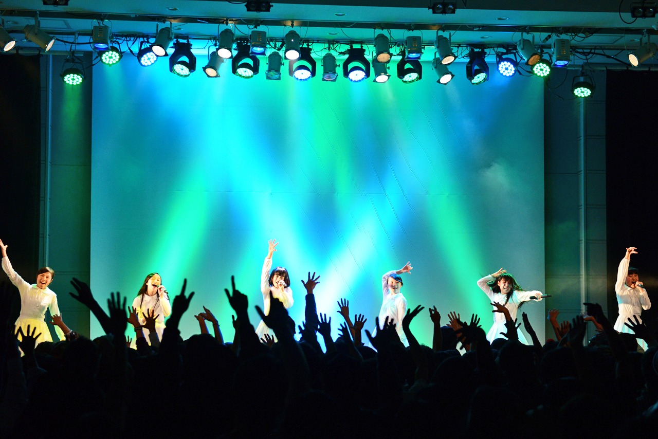 アイドルネッサンス「エビスで想い出トラベルネッサンス vol.1」の様子。