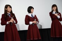 左から秋元真夏、生駒里奈、西野七瀬。