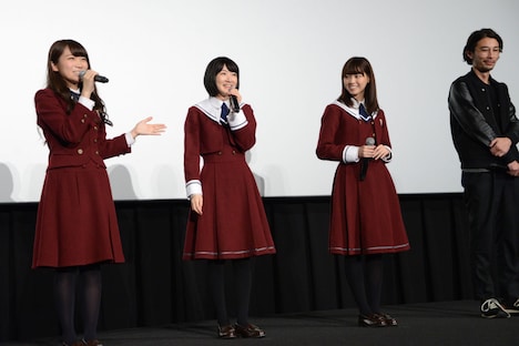 左から秋元真夏、生駒里奈、西野七瀬、丸山健志監督。