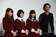 左から秋元真夏、生駒里奈、西野七瀬、丸山健志。