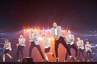「EXO PLANET #2 - The EXO'luxion」東京ドーム公演の様子。左からベクヒョン、ディオ、セフン、チャンヨル、カイ、スホ、チェン、シウミン。