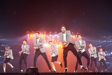 「EXO PLANET #2 - The EXO'luxion」東京ドーム公演の様子。左からベクヒョン、ディオ、セフン、チャンヨル、カイ、スホ、チェン、シウミン。