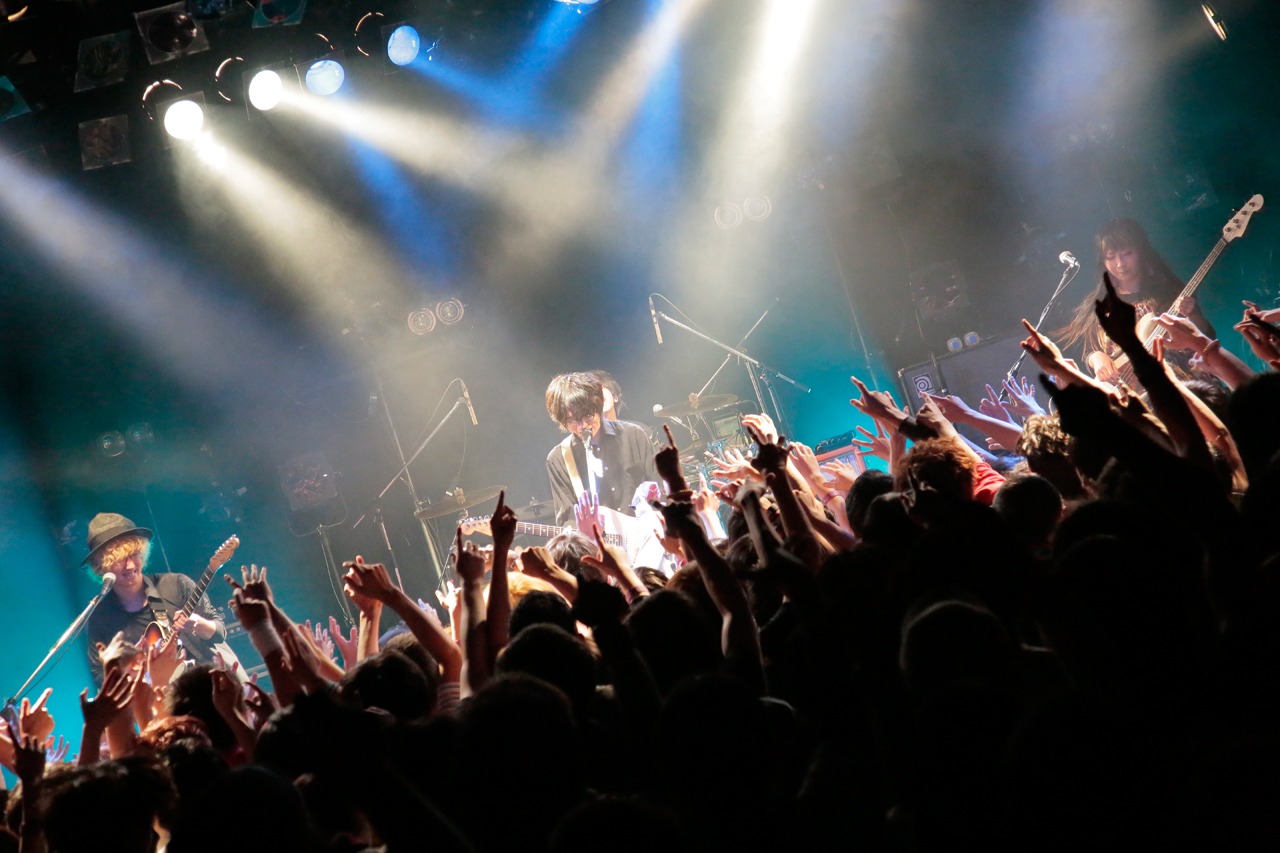 WHITE ASH「WHITE ASH One Man Tour 2015 "Put A Smile On Your Face!"」東京・UNIT公演の様子。（撮影：柴田恵理）