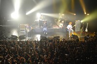 「“Back to You”tour 2015-2016」赤坂BLITZ公演の様子。